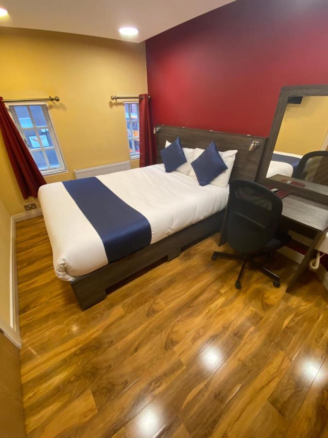Ville Hotel Манчестър Екстериор снимка