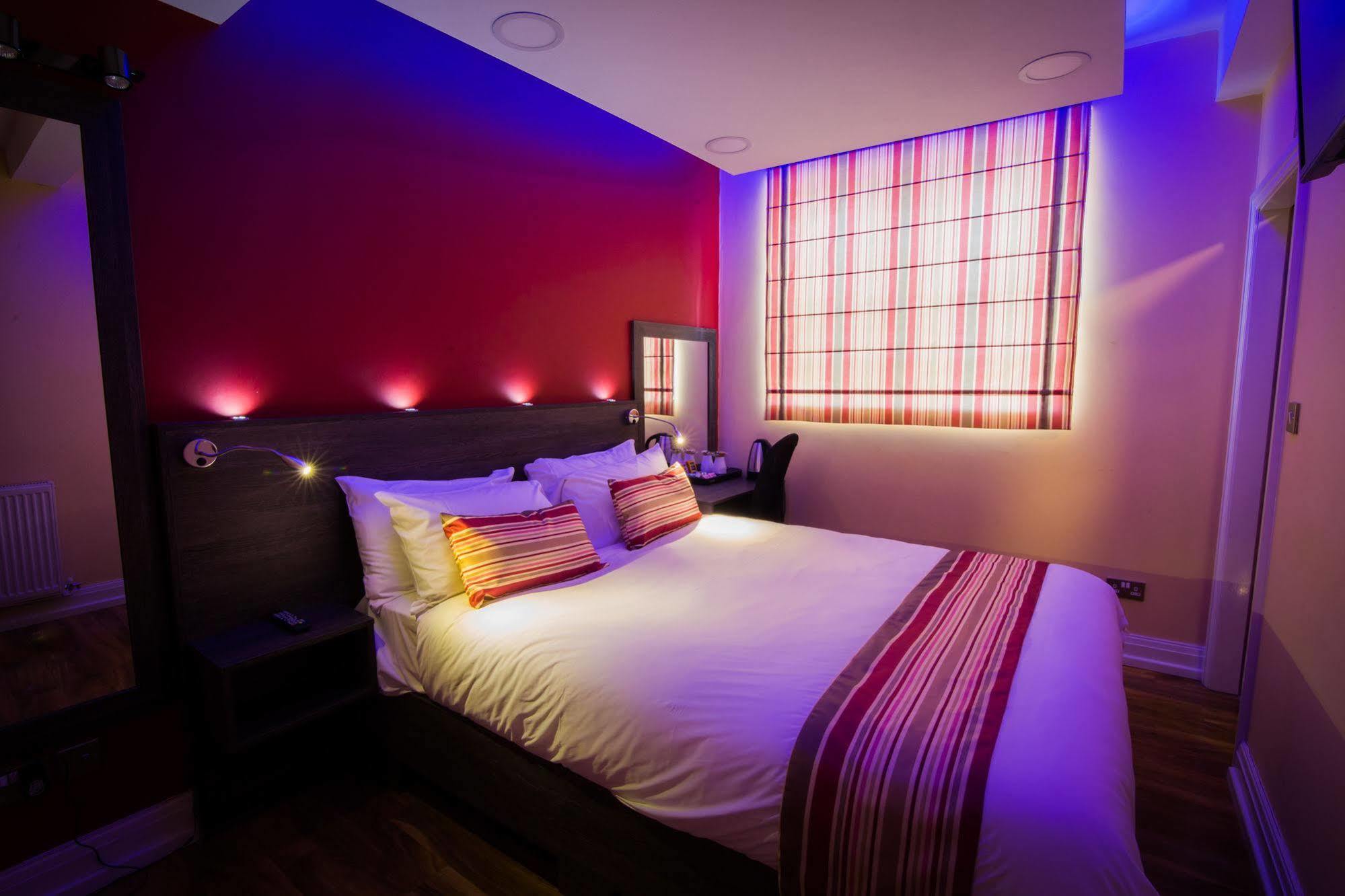 Ville Hotel Манчестър Екстериор снимка
