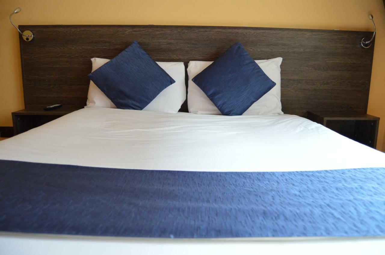 Ville Hotel Манчестър Екстериор снимка